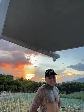 KevinSanchez420 live cam on StripChat