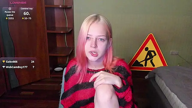 PetiteLia_ live cam on StripChat