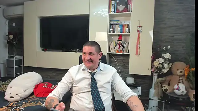 SpartacusDaddy48 live cam on StripChat