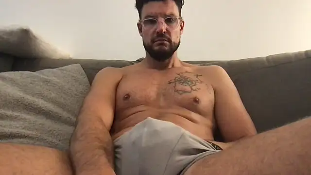 YoloNude live cam on StripChat