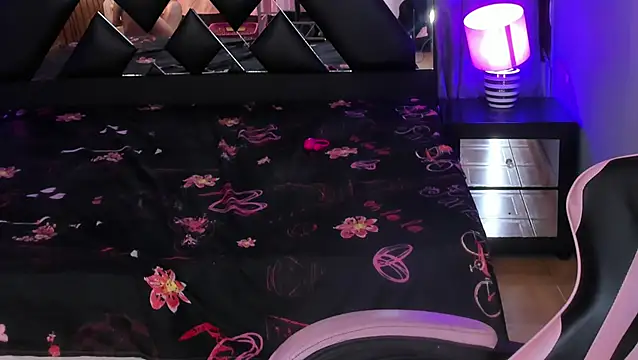 Linda4Petite webcam