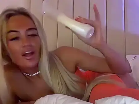 Parisblondexx webcam
