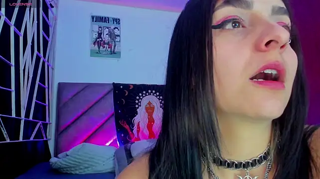 KARINNA__RAVEN live cam on StripChat