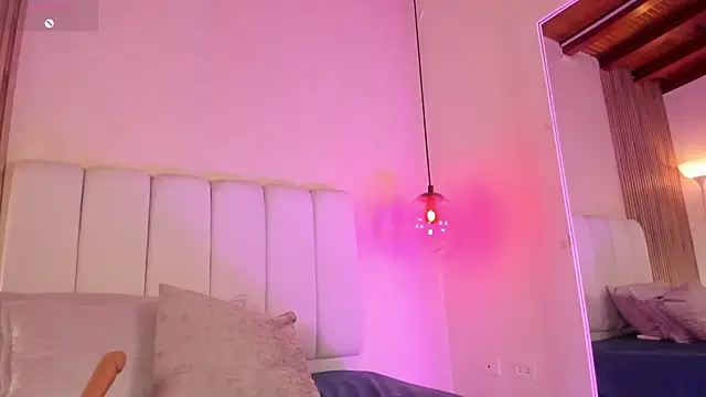 ElenaJamess live cam on StripChat