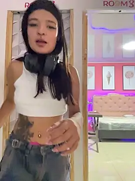Jennifer_LS live cam on StripChat