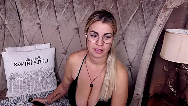 BustyGizelle live cam on StripChat