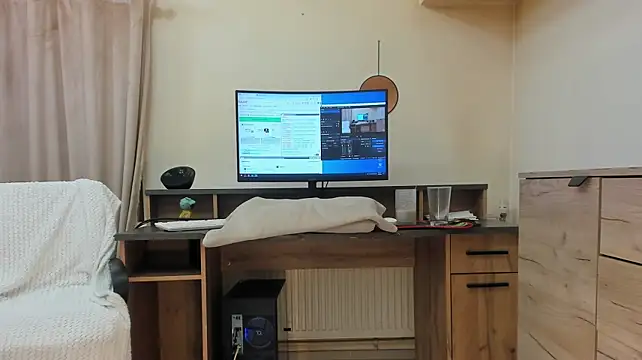 classy_medea webcam