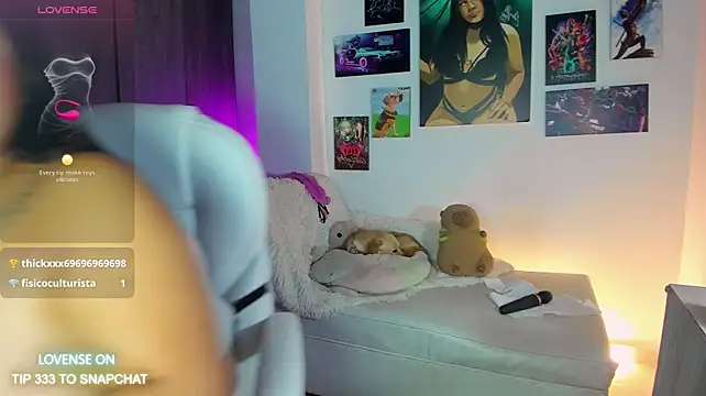miakushmodel webcam