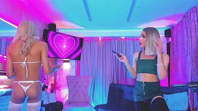 Queens_Wonders_Blonders webcam
