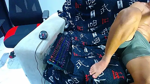 hugo_19cm live cam on StripChat