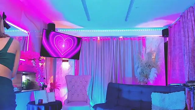 Queens_Wonders_Blonders webcam