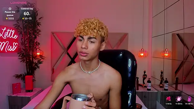 Anyelo_Twink live cam on StripChat