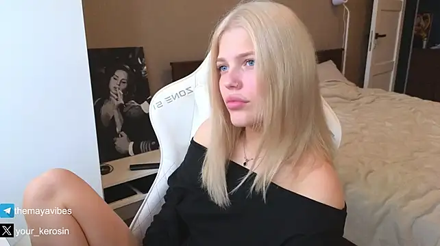 Maya_NextDoor webcam