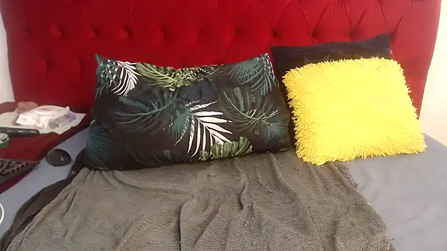 CurvyQueenx2 webcam