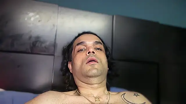 icebergslim281 live cam on StripChat
