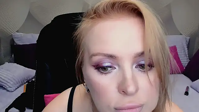 Hotdreamhere live cam on StripChat