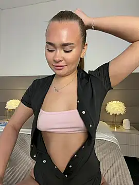 MonicaWestt webcam