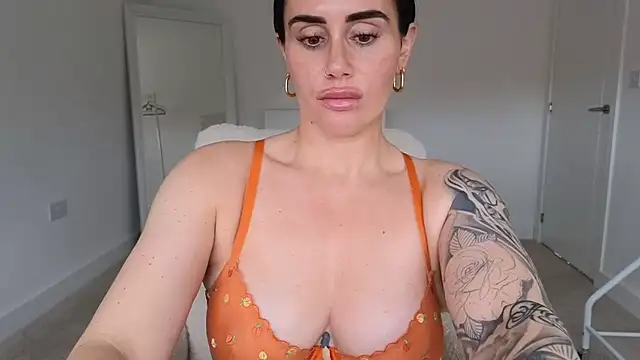 LibbyLoveHeartx live cam on StripChat