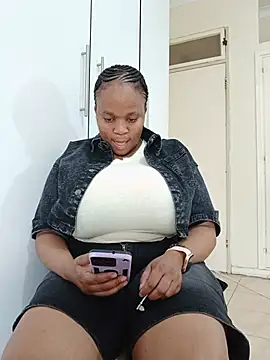 HugeTitisxx webcam