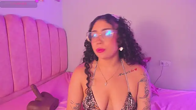 antonelllepiercee live cam on StripChat
