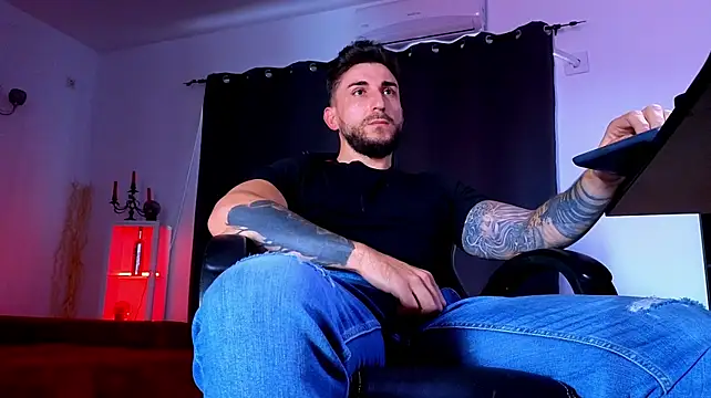 MightyAaron66 live cam on StripChat