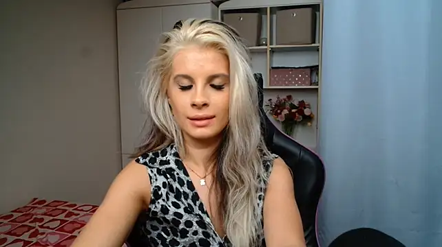 KristineGlow live cam on StripChat