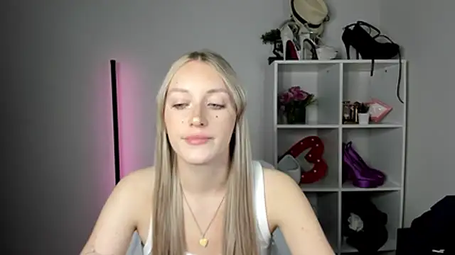 EvelynBlond webcam