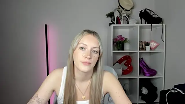 EvelynBlond live cam on StripChat