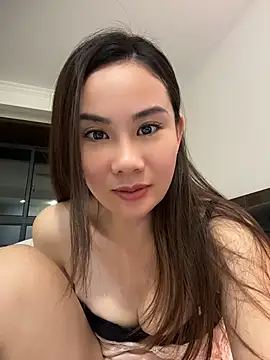 Yioyio-666 live cam on StripChat