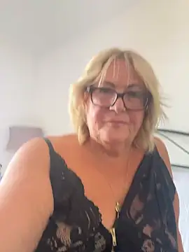 MoistCurveyChanel webcam