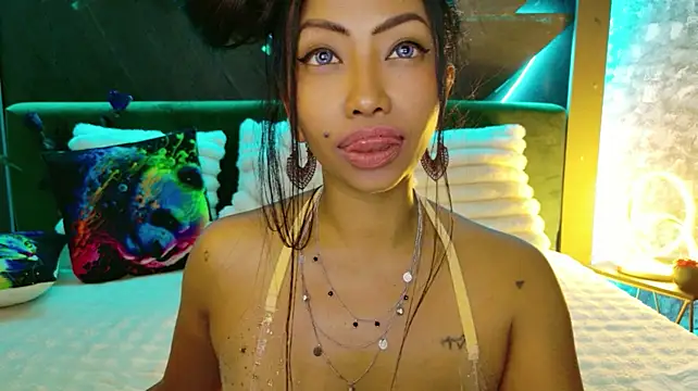ElyaQuinn webcam