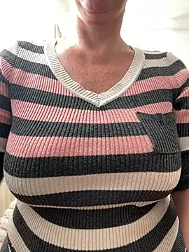 sweetmystery1 (F milf) - Bra off under dress