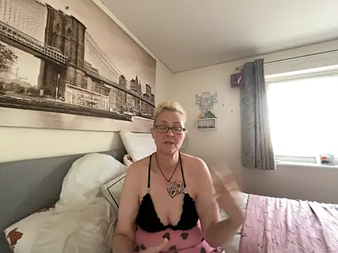 Curvy-Jinx webcam
