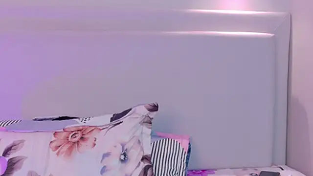 NaomiKlarc webcam