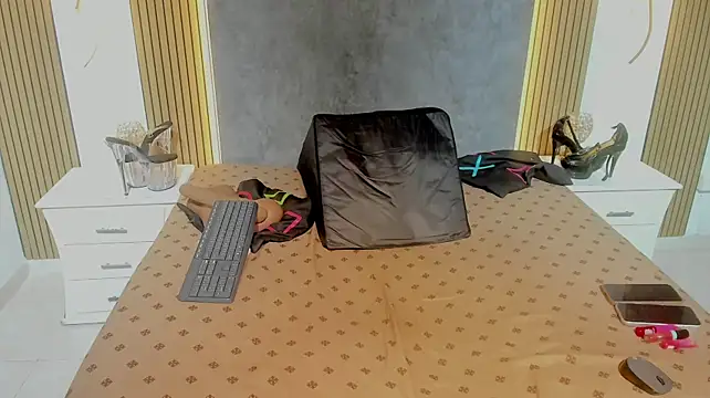 NahomyOwen webcam