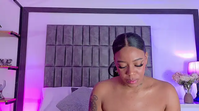 LoanaVega webcam