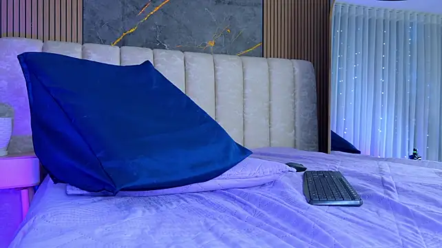 mia_scot webcam