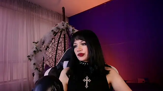 mavis_black webcam