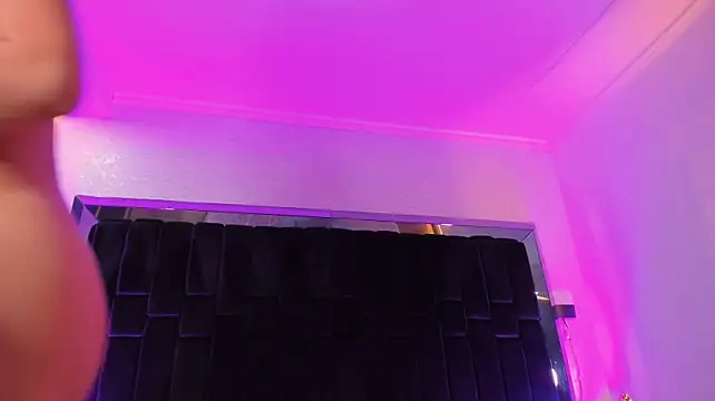 EmmilyElleen live cam on StripChat