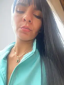 LuxeBrunetteXXX webcam