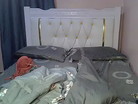 PetiteSassyy live cam on StripChat