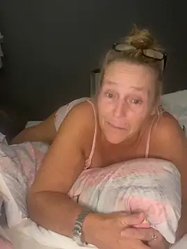 Blondnboujee53 webcam
