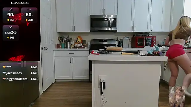 Blondiewithanass webcam