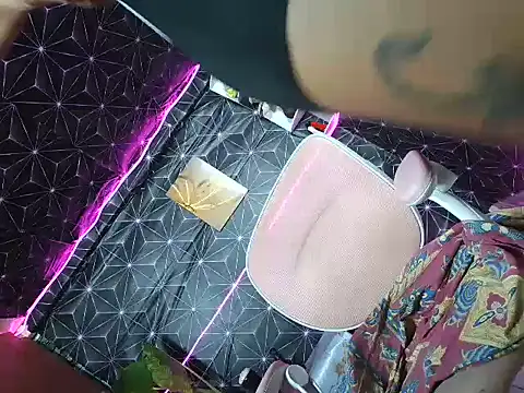 Foxylecious24 webcam