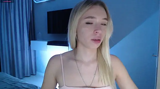Emily_Hartt live cam on StripChat