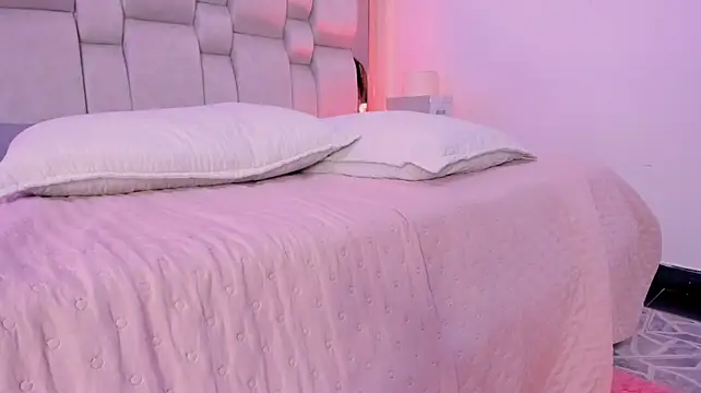 Radiant_Naomi webcam