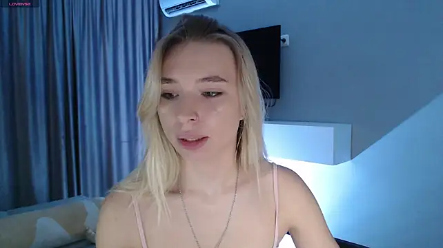 Emily_Hartt live cam on StripChat