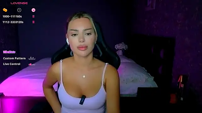 Ayla__Demir live cam on StripChat