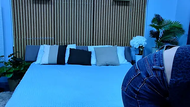 EmeraldGlow live cam on StripChat