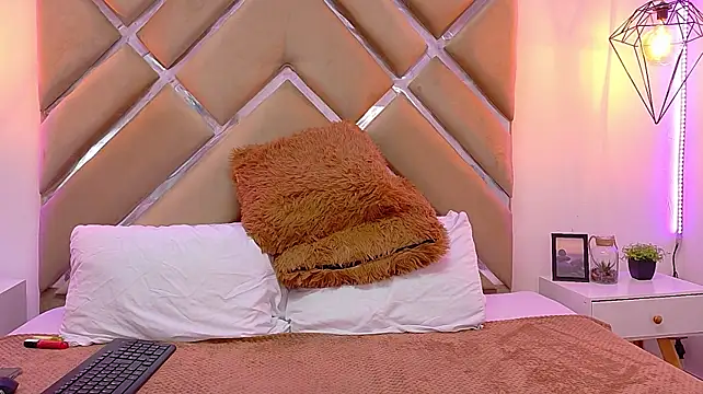 saradaniela_1 live cam preview